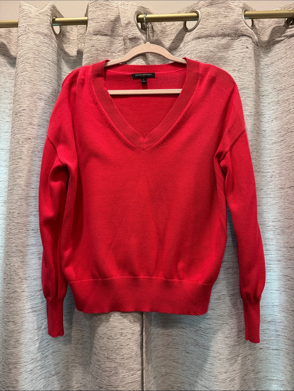 🚨2/$10🚨Banana Republic Bright Pink V-Neck Sweater